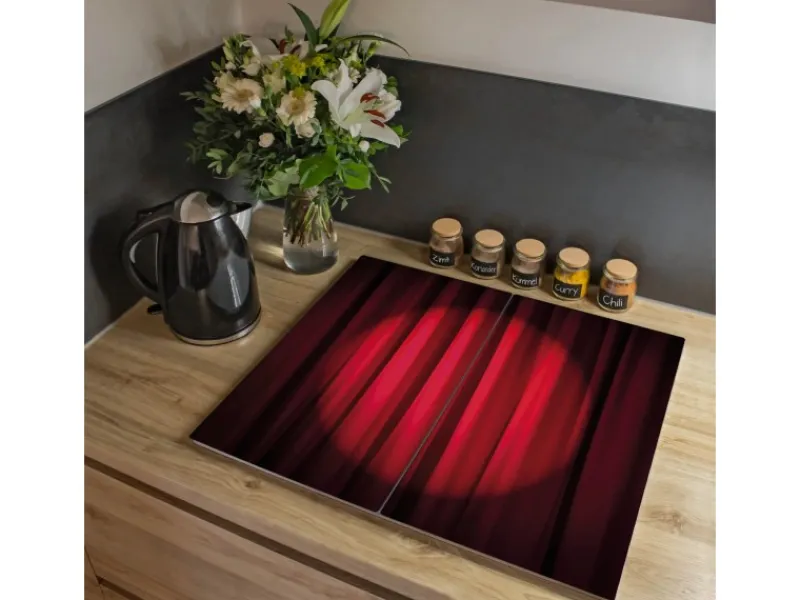 Banjado Herdabdeckplatte Glas 2 Teilig Je 30x52CM Schneidebrett Herdabdeckung Mit Motiv Roter Vorhang< Schneidebretter|Herdabdeckungen