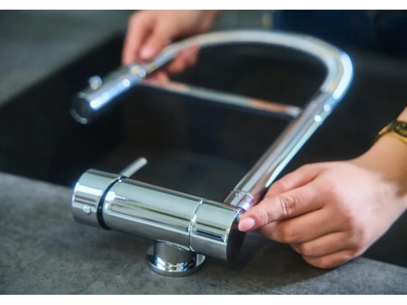 VIZIO Niederdruck Wasserhahn Vorfenster Küchenarmatur Umklappbar 6 CM mit 360° Schwenkbarem Auslauf Abnehmbare 2 Strahl Handbrause Verchromt< Einhebelmischer