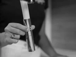 VIZIO Wasserhahn Küchenarmatur QU mit 360° Schwenkbarem Auslauf Abnehmbare 2 Strahl Handbrause Verchromt   Schwarz< Einhebelmischer