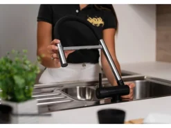 Einhebelmischer<VIZIO Wasserhahn Vorfenster Küchenarmatur Umklappbar 45 CM mit 360° Schwenkbarem Auslauf Abnehmbare 2 Strahl Handbrause Chrom und Schwarz Matt
