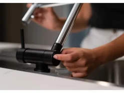 Einhebelmischer<VIZIO Wasserhahn Vorfenster Küchenarmatur Umklappbar 45 CM mit 360° Schwenkbarem Auslauf Abnehmbare 2 Strahl Handbrause Chrom und Schwarz Matt