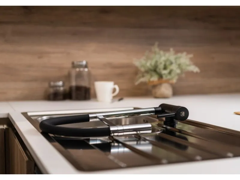 Einhebelmischer<VIZIO Wasserhahn Vorfenster Küchenarmatur Umklappbar 45 CM mit 360° Schwenkbarem Auslauf Abnehmbare 2 Strahl Handbrause Chrom und Schwarz Matt